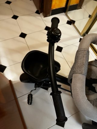 Triciclo gris para bebé