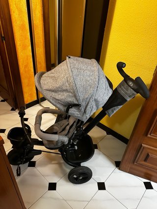 Triciclo gris para bebé