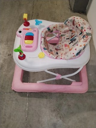 Andador infantil rosa con juguetes