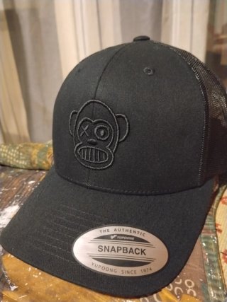 Gorra Yupoong Negra Mono Loco