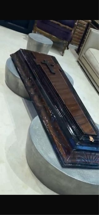 Ataúd antiguo de madera con cruz