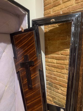 Ataúd antiguo de madera con cruz