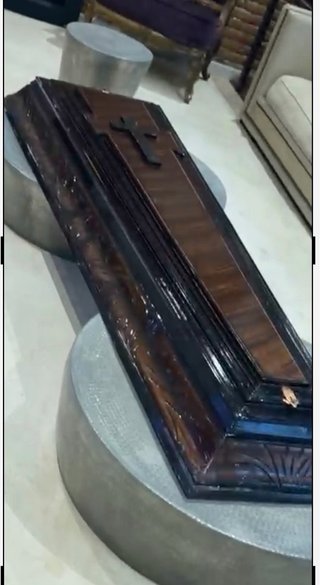 Ataúd antiguo de madera con cruz