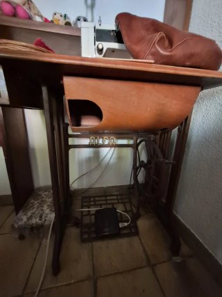 Máquina de coser Singer 161 con mueble de madera