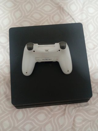 PS4 (PlayStation 4) Negra + FIFA 20