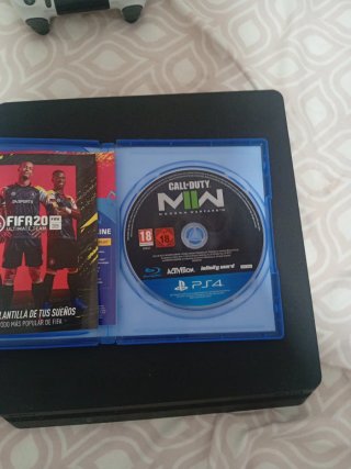 PS4 (PlayStation 4) Negra + FIFA 20