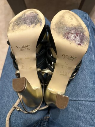 Zapatos de tacón negros y dorados