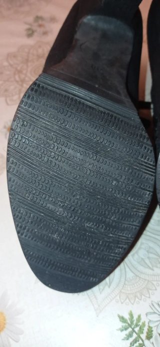 Botines negros de tacón talla 38.