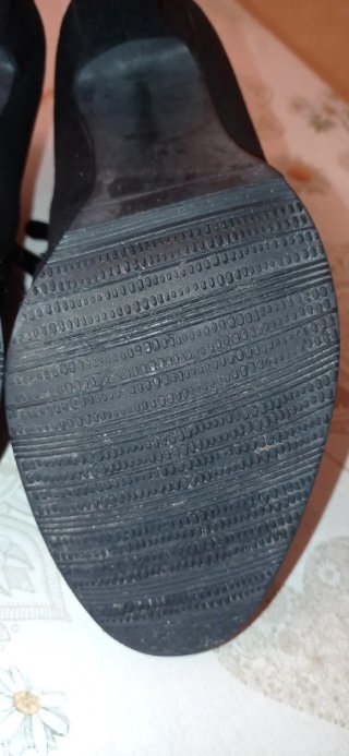 Botines negros de tacón talla 38.