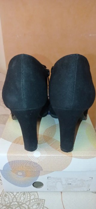 Botines negros de tacón talla 38.