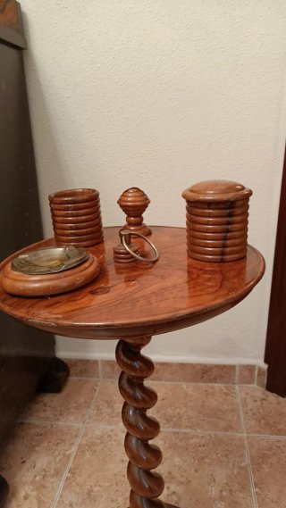 Mesa auxiliar de madera retorcida