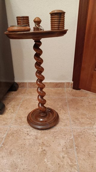 Mesa auxiliar de madera retorcida