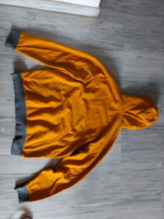 Sudadera amarilla con letra N