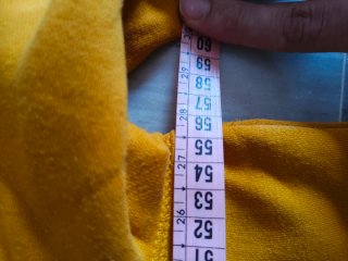 Sudadera amarilla con letra N