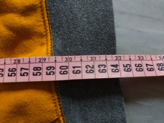 Sudadera amarilla con letra N