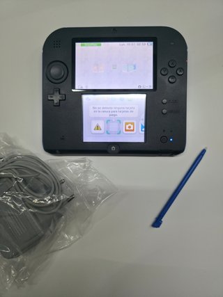 Nintendo 2DS y Caja + Juegos + Accesorios