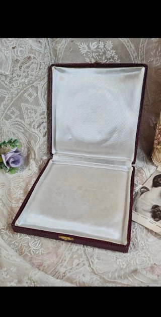 Caja antigua joyero collar púrpura