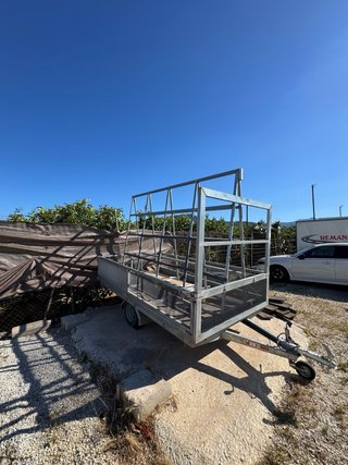 Vendo remolque plataforma con bandas y caballete
