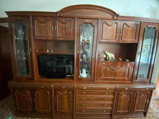 Mueble bar de madera con vitrinas