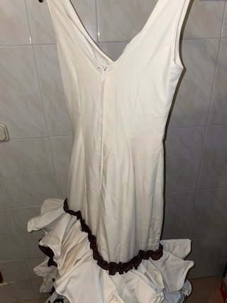 Vestido blanco con volantes marrones y flecos