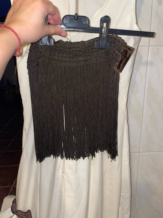 Vestido blanco con volantes marrones y flecos