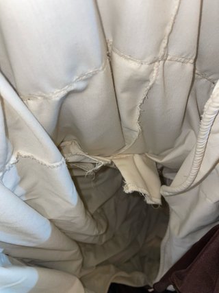 Vestido blanco con volantes marrones y flecos