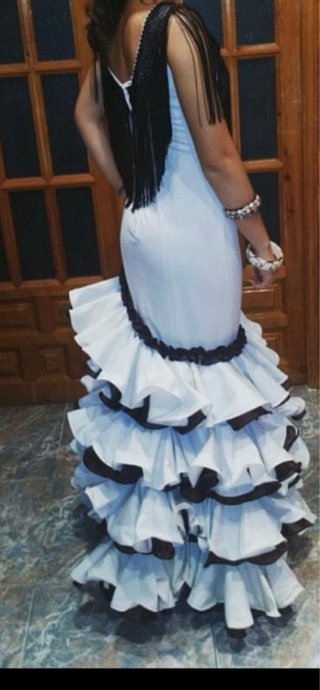 Vestido blanco con volantes marrones y flecos