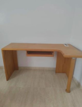 Escritorio de madera marrón
