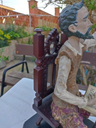 Figura Don Quijote sentado con libro y espada