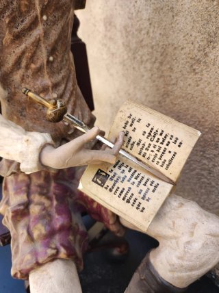 Figura Don Quijote sentado con libro y espada