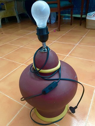 Pie de lámpara de cerámica burdeos