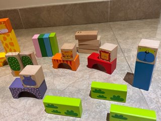 Bloques de construcción de madera con animales