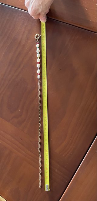 Collar dorado con perlas y cuentas