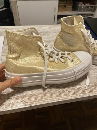 Converse doradas con diseño floral