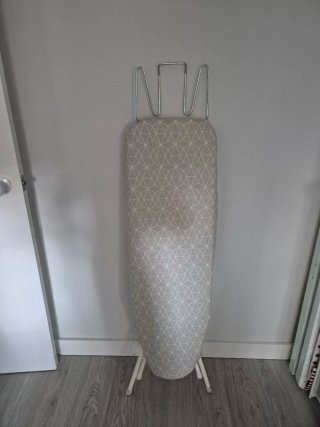 Tabla de planchar con diseño geométrico