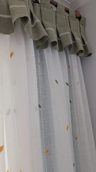Cortinas verdes y blancas con barra