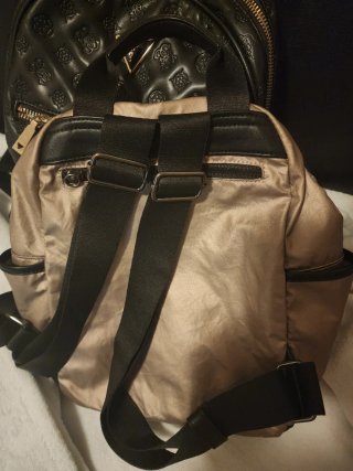 Mochila dorada con detalles rosas , medida 33 / 32