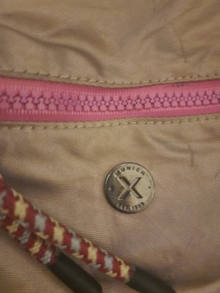 Mochila dorada con detalles rosas , medida 33 / 32
