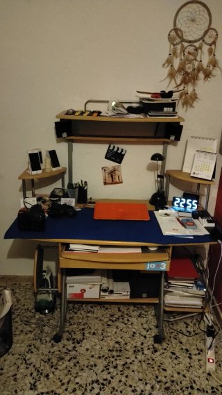 Escritorio de madera y metal