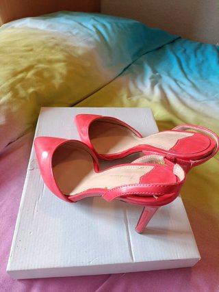 Zapatos de tacón destapados rojos