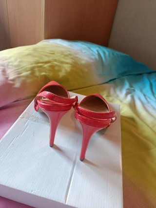 Zapatos de tacón destapados rojos