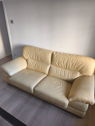 Sofá de piel beige