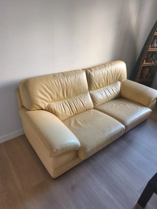Sofá de piel beige