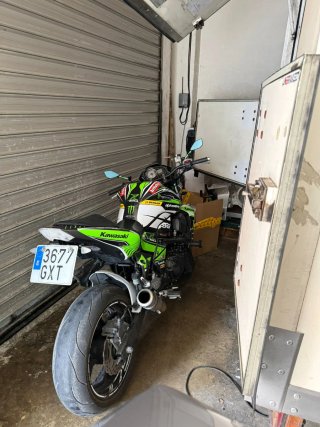 Kawasaki Z750 moto naked en perfectas condiciones