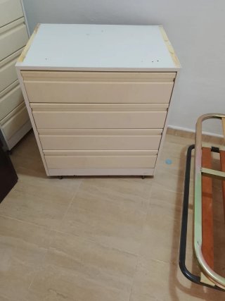 Mesita y 2 cómodas por 50 euros todo