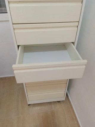 Mesita y 2 cómodas por 50 euros todo