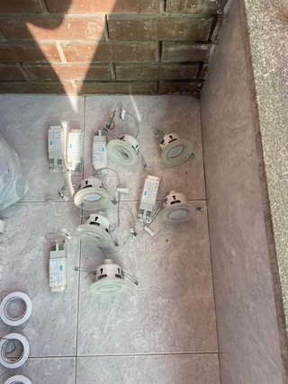 Transformadores, luces dicroicas y soportes