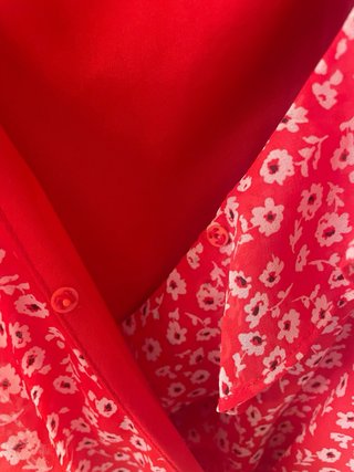 Vestido rojo con estampado floral blanco