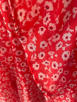 Vestido rojo con estampado floral blanco