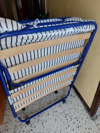 Cama Plegable Azul y Blanca